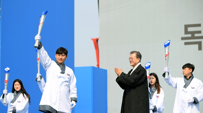 日本支配から開放を望む朝鮮民族が起こした独立運動「３・１運動」１００周年を記念する式典で「独立の松明」を伝える文在寅大統領 ＝ソウル光化門、孝子洞写真館